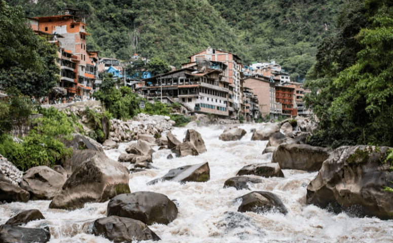 Sumérgete en las aguas termales de Aguas Calientes y descubre su magia